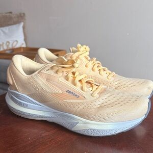 Brooks GTS24 Women's Athletic Shoes in Soft Yellow